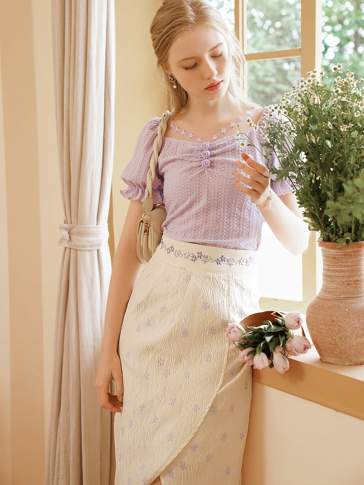 薄紫の花びらトップスと花柄刺繍チューリップスカート