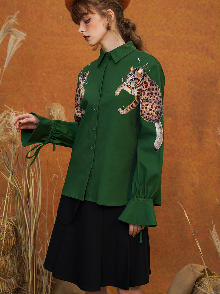 A blouse with a leopard wriggling in the shade of a leaf