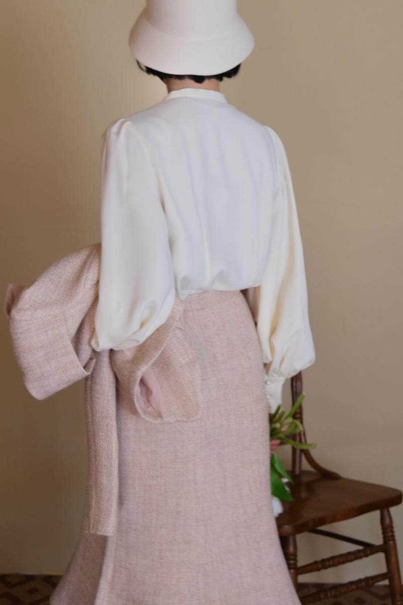 薄桜色の貴婦人ツイードジャケットとマーメイドスカート