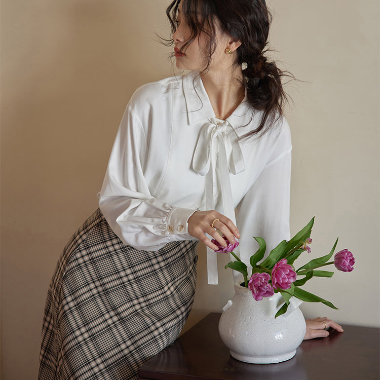 A ribbon blouse with a clear forest