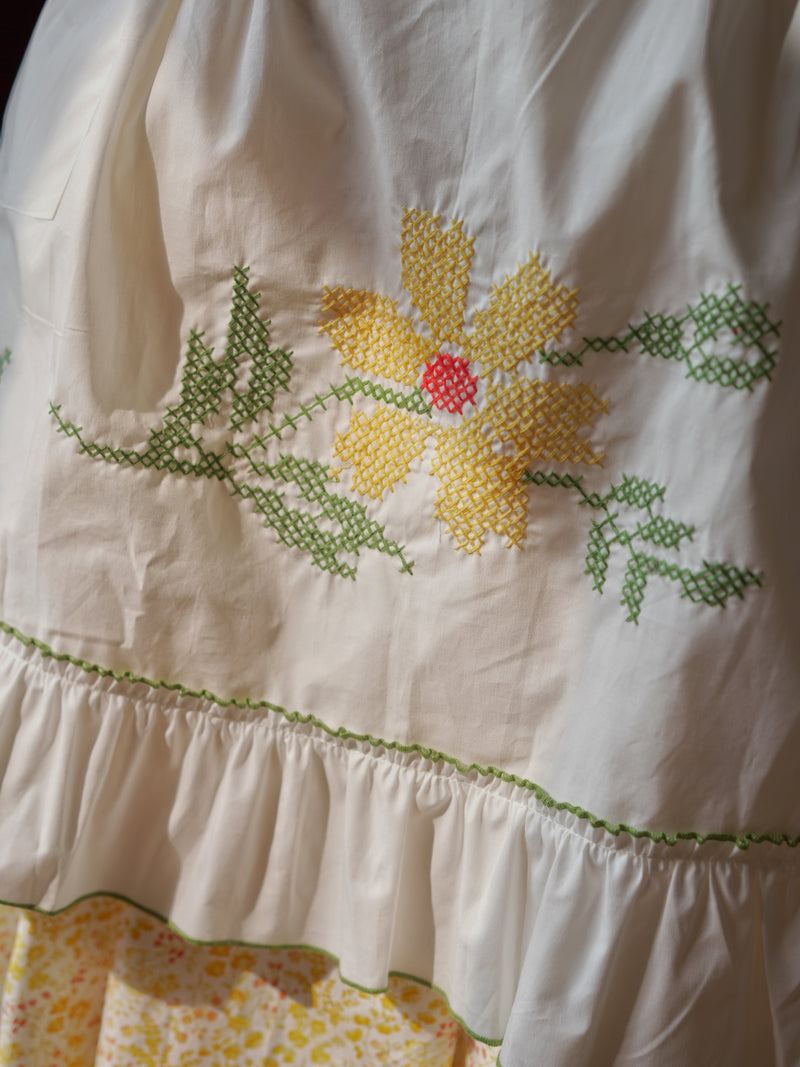 Yellow flower crowd retro dress and embroidered apron