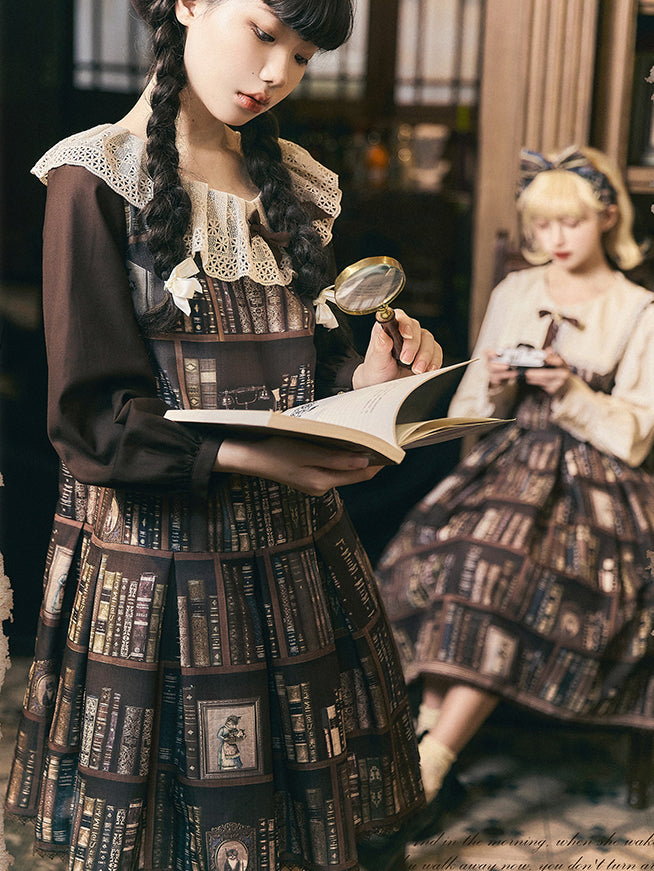 洋書の本棚のジャンパースカートとワンピースと刺繍セーラーブラウス