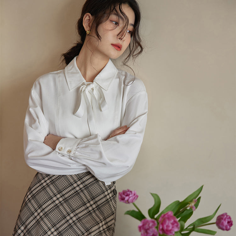 A ribbon blouse with a clear forest