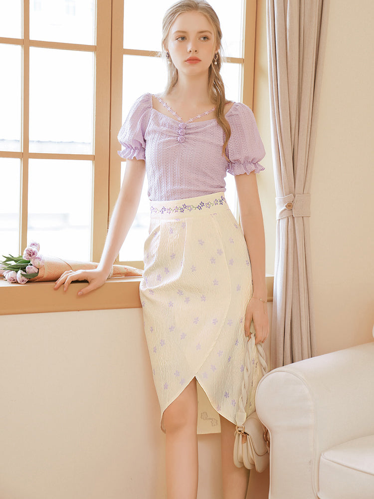 薄紫の花びらトップスと花柄刺繍チューリップスカート
