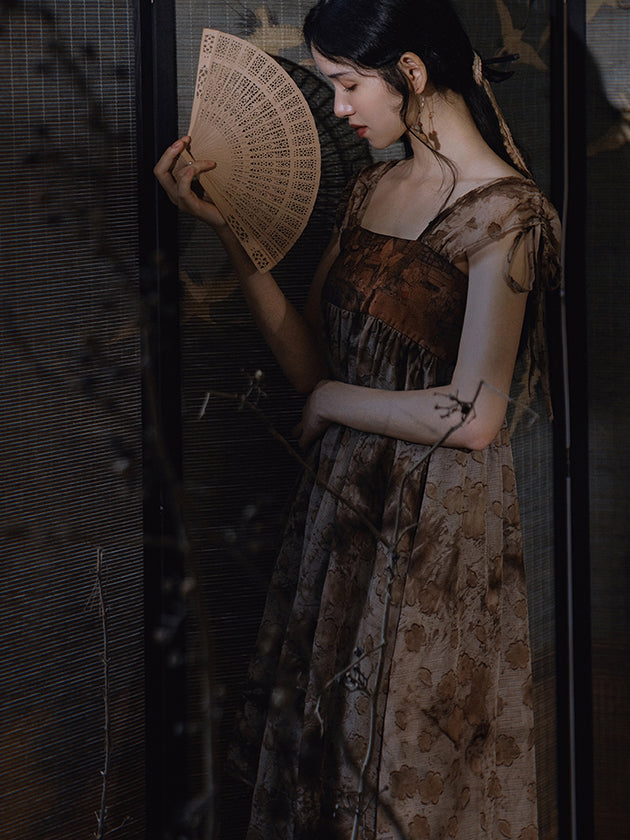 A dead flower dress that deepens the silence