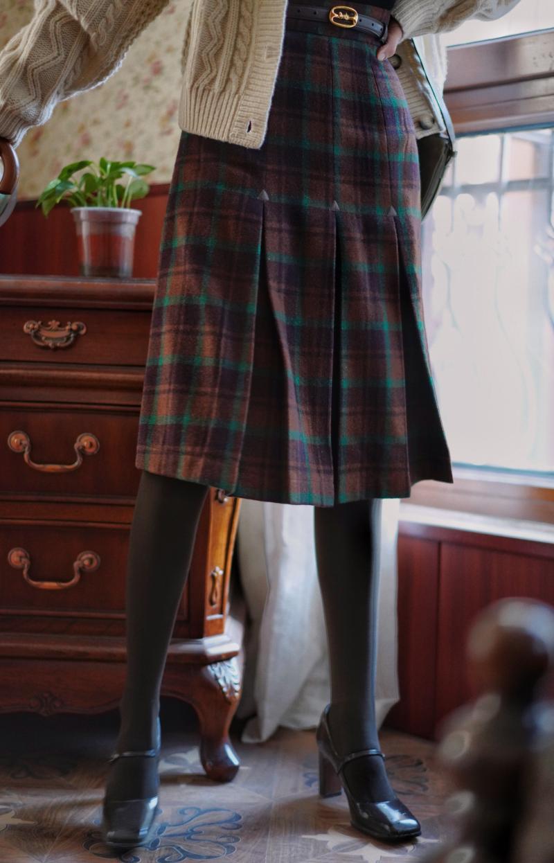 焦茶格子縞のクラシカルプリーツスカート