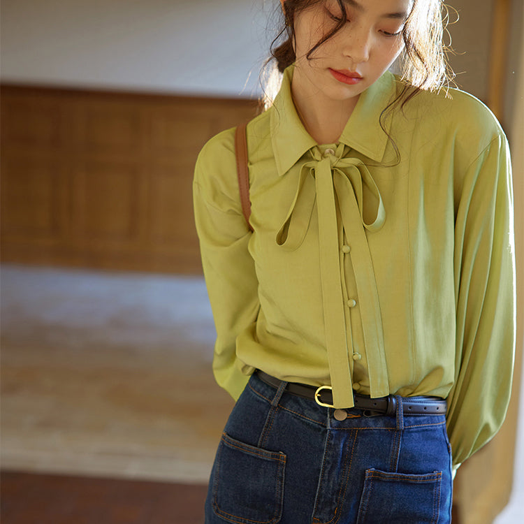 A ribbon blouse with a clear forest