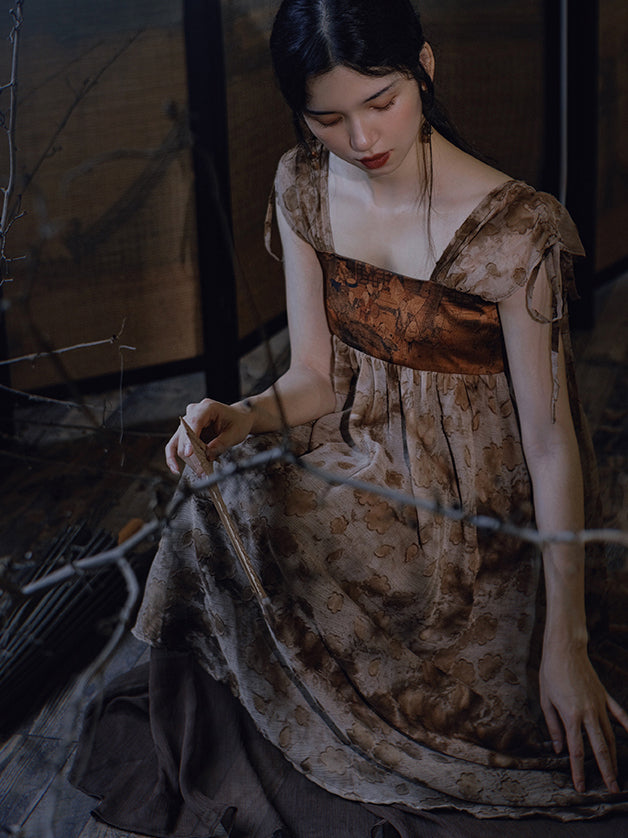 A dead flower dress that deepens the silence