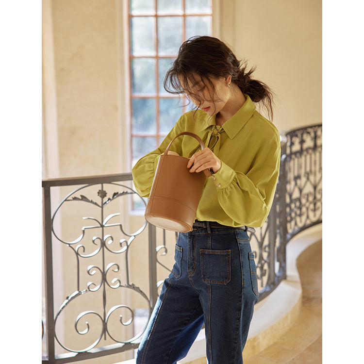 A ribbon blouse with a clear forest
