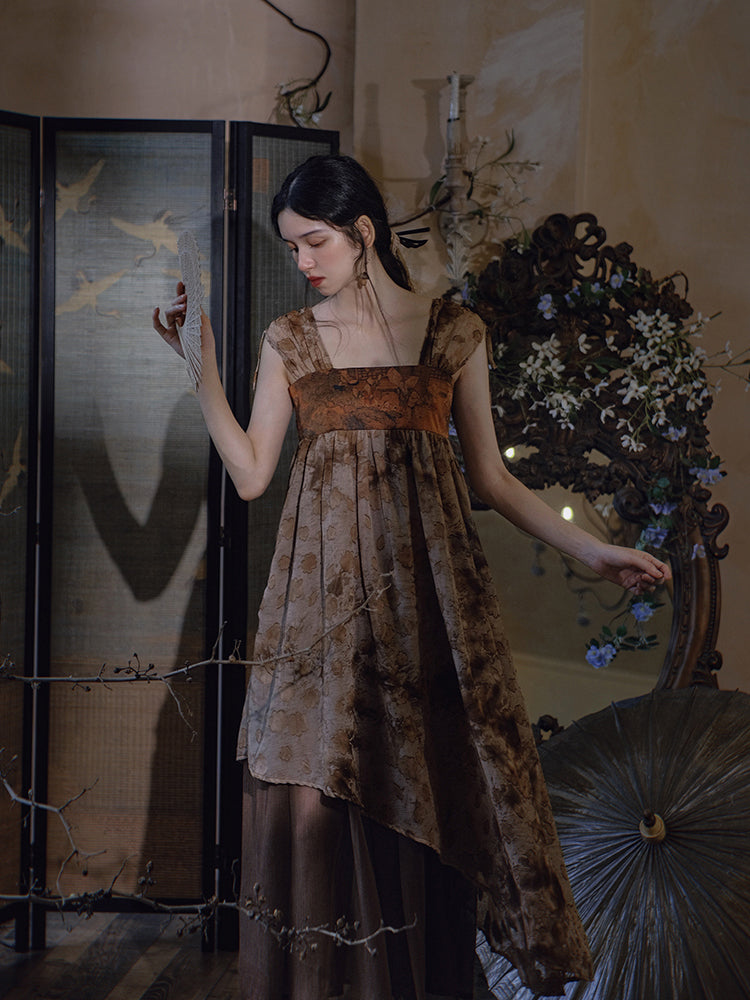 A dead flower dress that deepens the silence