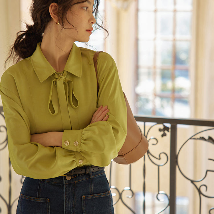 A ribbon blouse with a clear forest