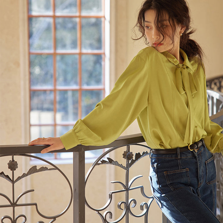 A ribbon blouse with a clear forest
