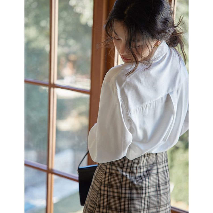 A ribbon blouse with a clear forest