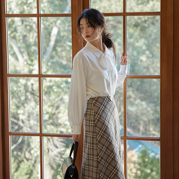 A ribbon blouse with a clear forest
