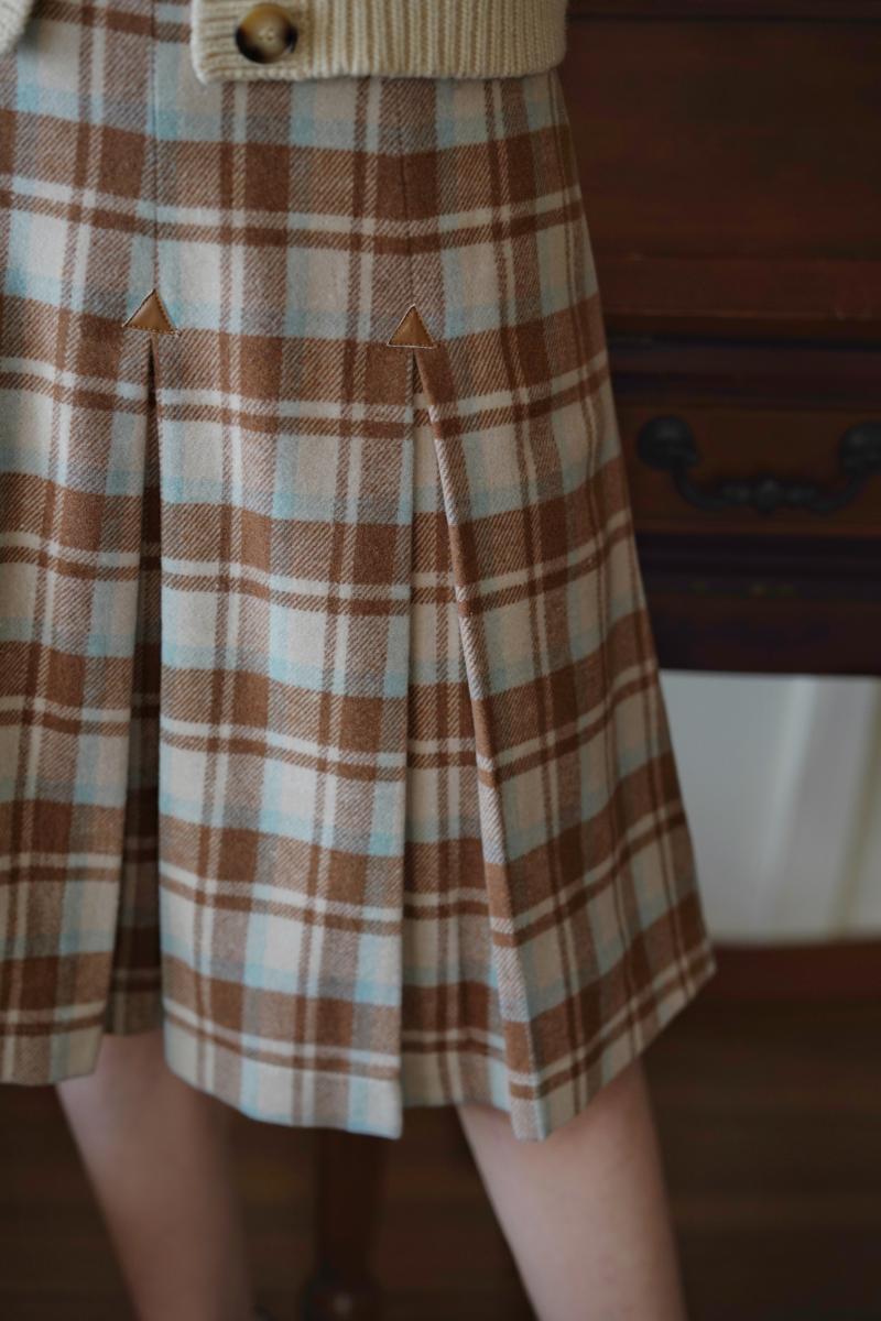 薄茶格子縞のクラシカルプリーツスカート