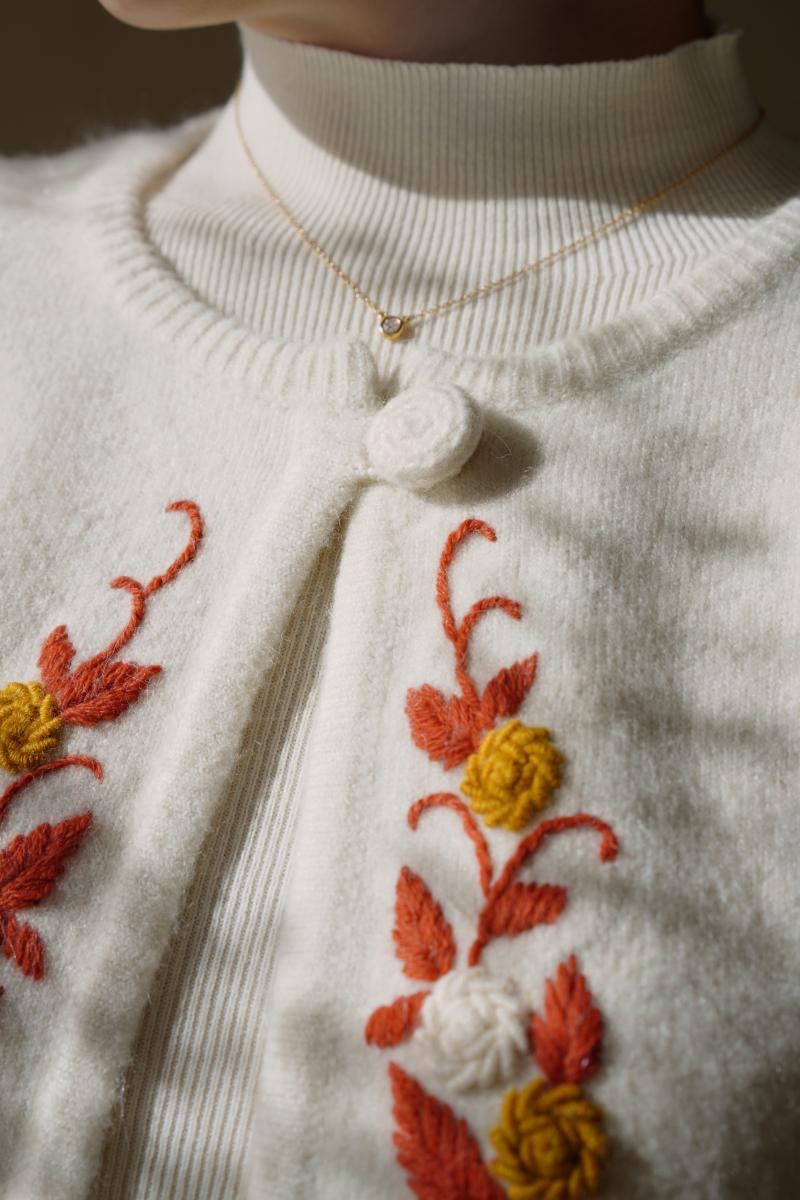 Knit cardigan with ivy embroidery