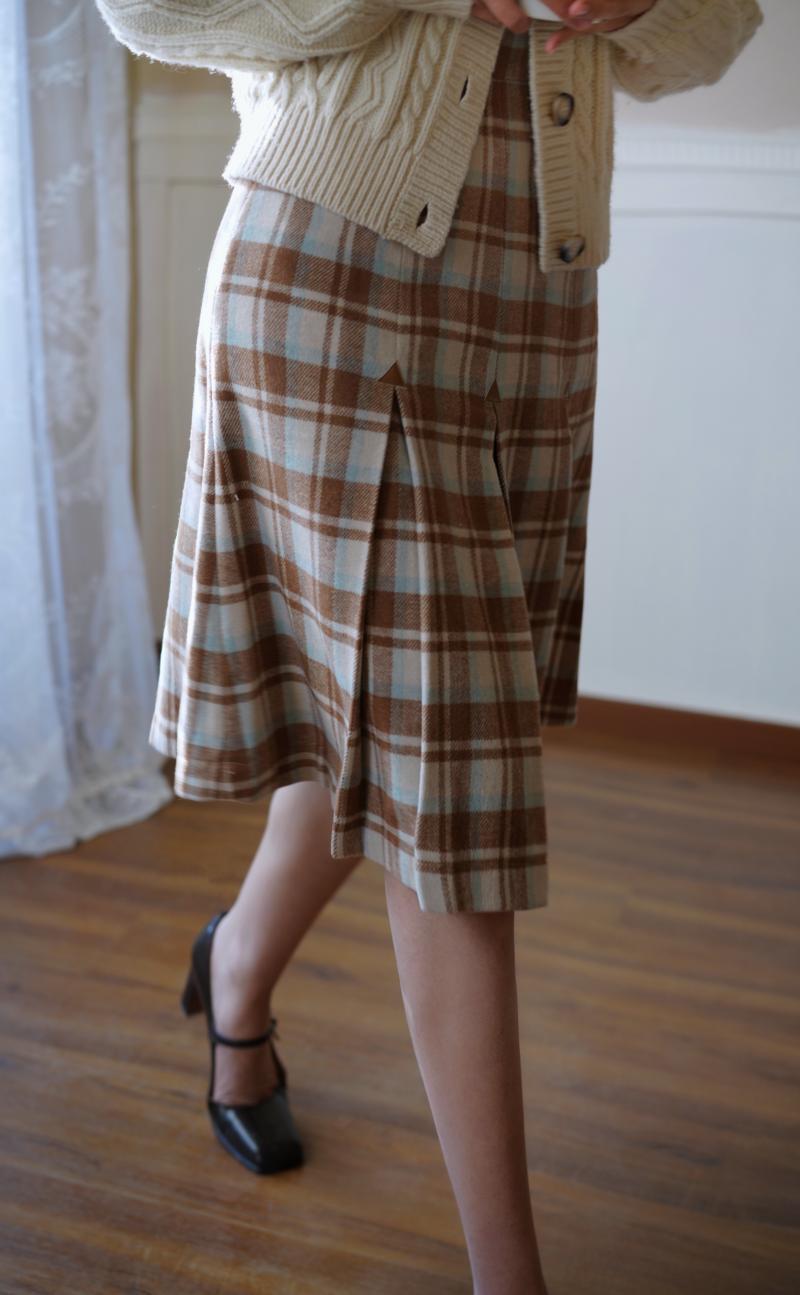 薄茶格子縞のクラシカルプリーツスカート
