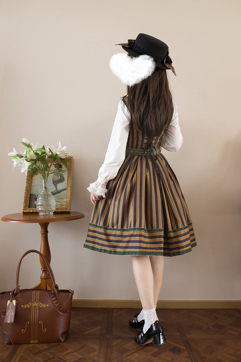 Literary classical jumper skirt of British lady