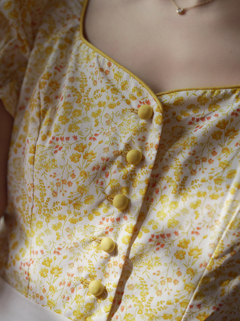 黄花の花群集レトロワンピースと刺繍エプロン