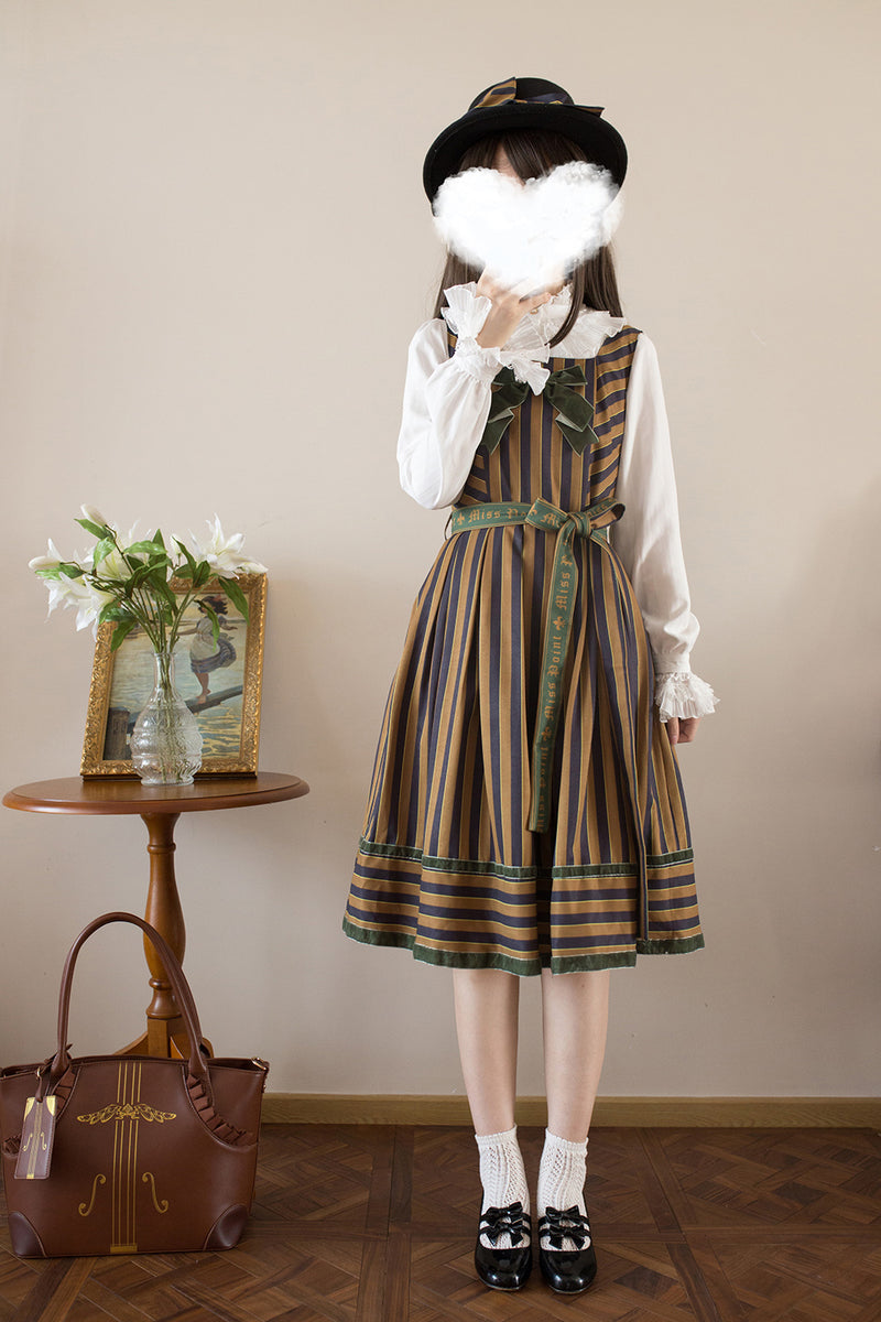 Literary classical jumper skirt of British lady
