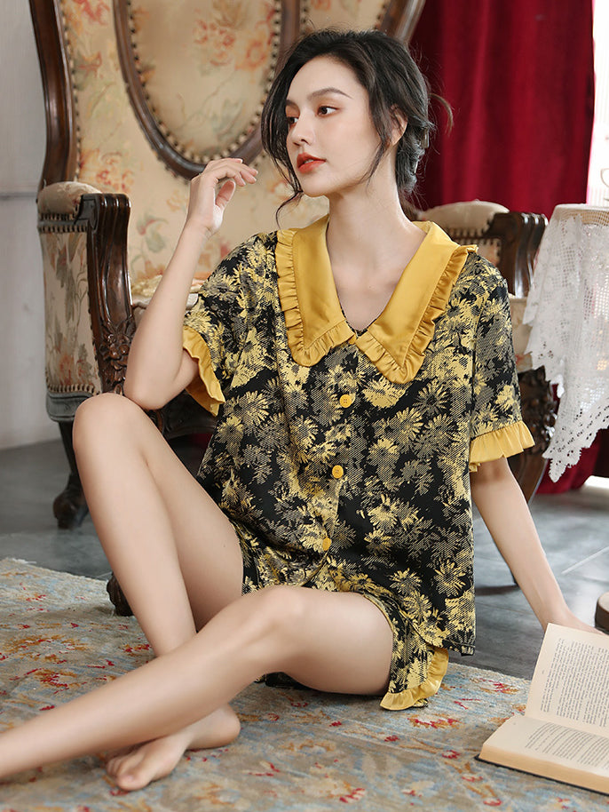 Yellow flower pattern room wear that blooms in the twilight
